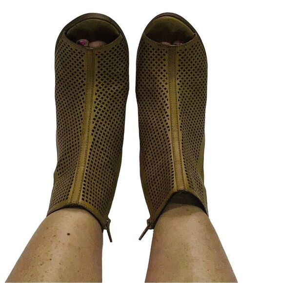 Soda Tan Anajay Peep-Toe Bootie - Size 7.5 - Picture 4 of 14